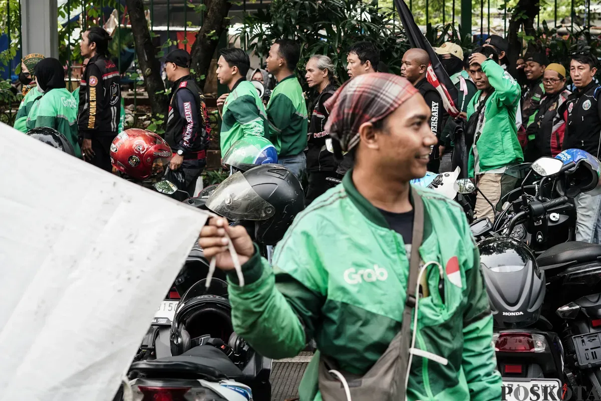 Driver ojek online (ojol) yang tergabung dalam Aliansi Taktis 'Aksi 177' URC Bergerak Bersama menggelar aksi unjuk rasa di kawasan Monas, Kamis, 17 Juli 2025. (Sumber: Poskota/Bilal Nugraha Ginanjar)