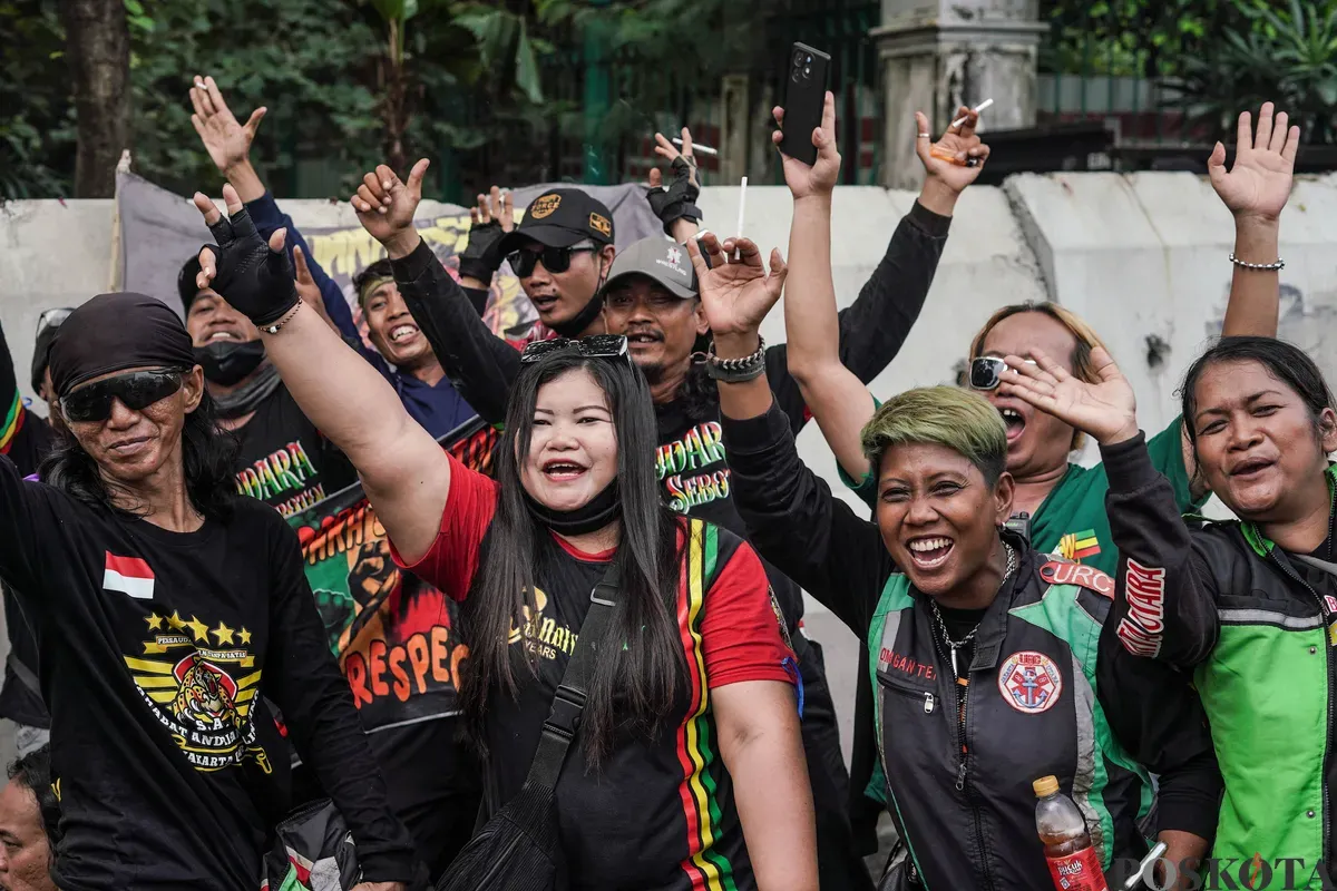 Driver ojek online (ojol) yang tergabung dalam Aliansi Taktis 'Aksi 177' URC Bergerak Bersama menggelar aksi unjuk rasa di kawasan Monas, Kamis, 17 Juli 2025. (Sumber: Poskota/Bilal Nugraha Ginanjar)