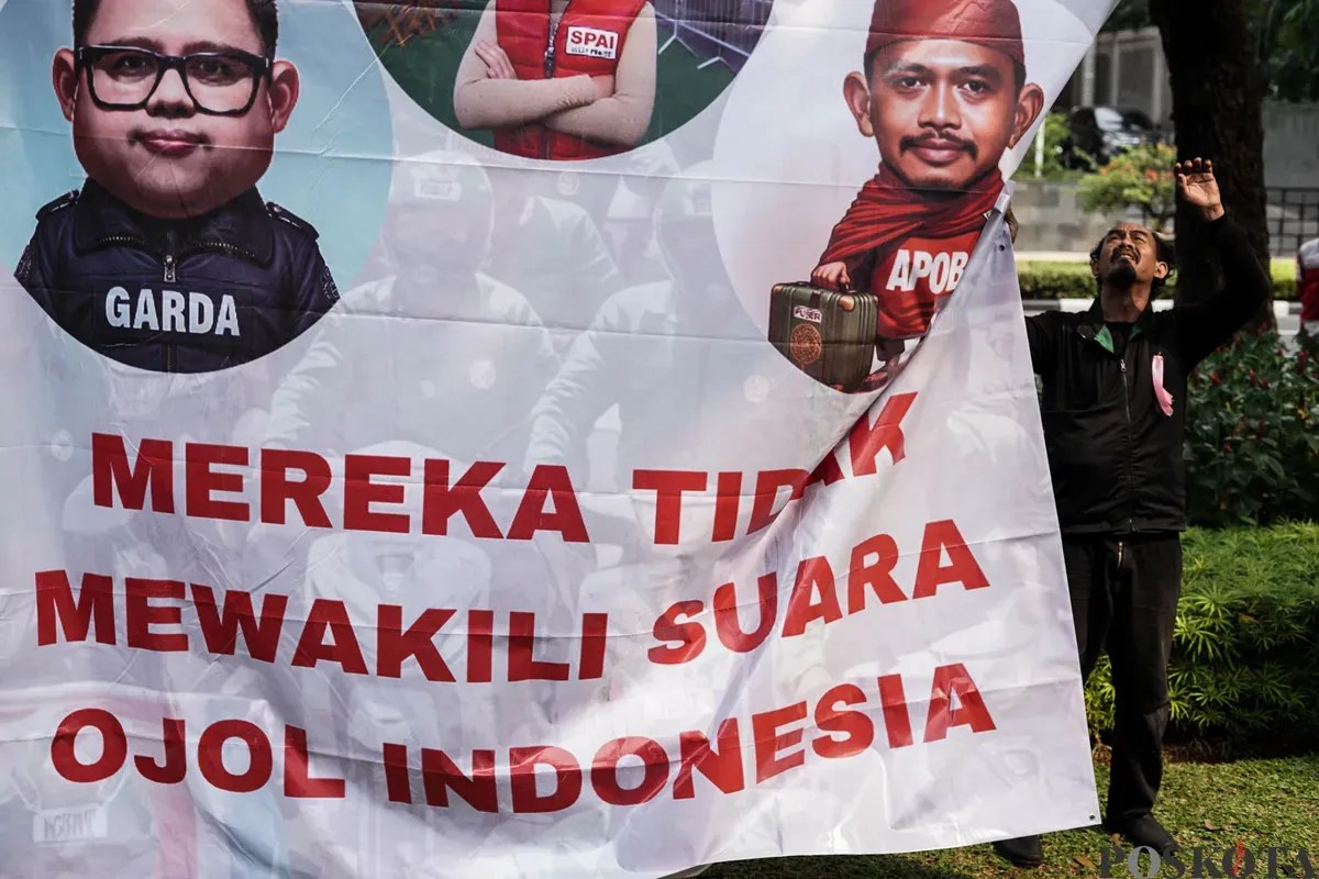 Driver ojek online (ojol) yang tergabung dalam Aliansi Taktis 'Aksi 177' URC Bergerak Bersama menggelar aksi unjuk rasa di kawasan Monas, Kamis, 17 Juli 2025. (Sumber: Poskota/Bilal Nugraha Ginanjar)