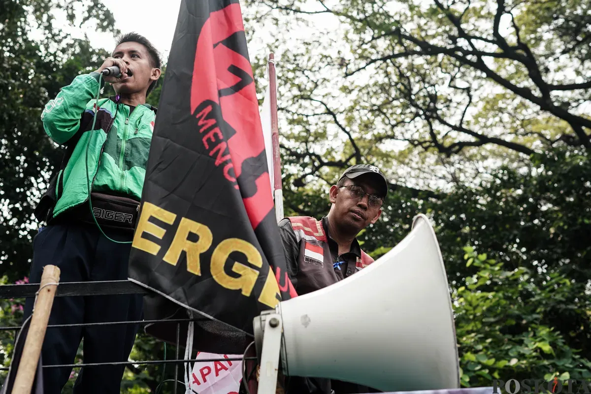 Driver ojek online (ojol) yang tergabung dalam Aliansi Taktis 'Aksi 177' URC Bergerak Bersama menggelar aksi unjuk rasa di kawasan Monas, Kamis, 17 Juli 2025. (Sumber: Poskota/Bilal Nugraha Ginanjar)