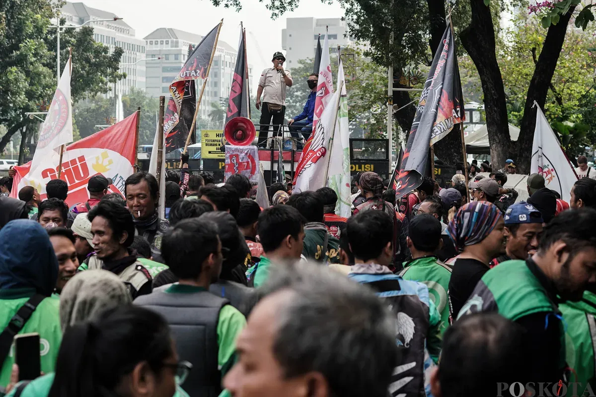 Driver ojek online (ojol) yang tergabung dalam Aliansi Taktis 'Aksi 177' URC Bergerak Bersama menggelar aksi unjuk rasa di kawasan Monas, Kamis, 17 Juli 2025. (Sumber: Poskota/Bilal Nugraha Ginanjar)