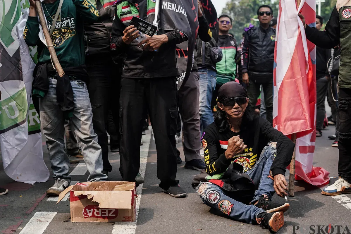 Driver ojek online (ojol) yang tergabung dalam Aliansi Taktis 'Aksi 177' URC Bergerak Bersama menggelar aksi unjuk rasa di kawasan Monas, Kamis, 17 Juli 2025. (Sumber: Poskota/Bilal Nugraha Ginanjar)