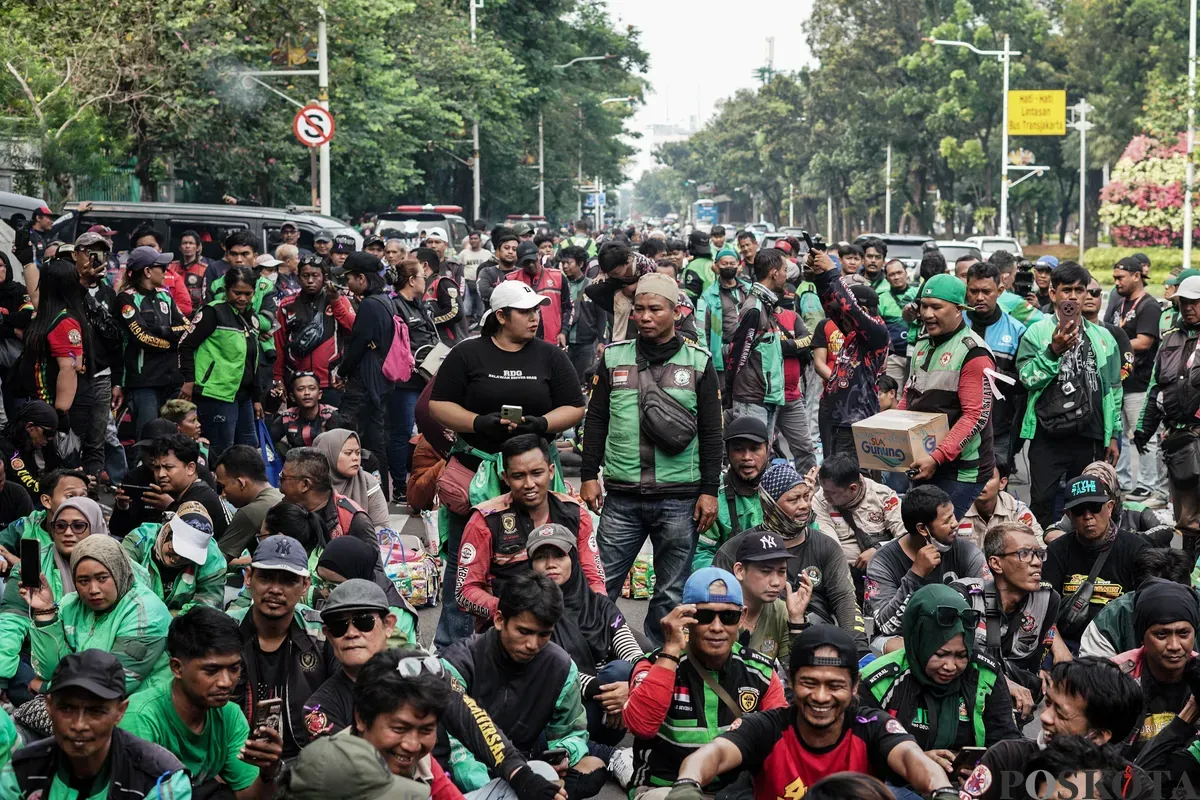 Driver ojek online (ojol) yang tergabung dalam Aliansi Taktis 'Aksi 177' URC Bergerak Bersama menggelar aksi unjuk rasa di kawasan Monas, Kamis, 17 Juli 2025. (Sumber: Poskota/Bilal Nugraha Ginanjar)