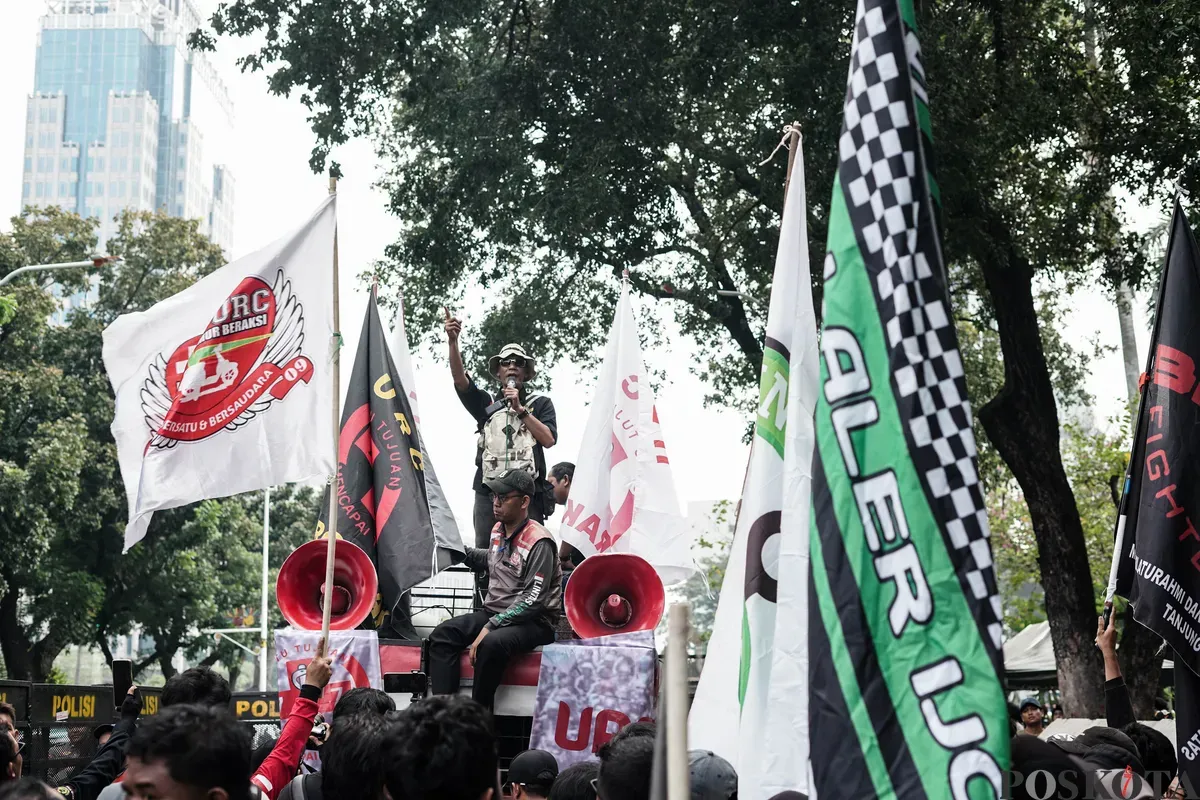 Driver ojek online (ojol) yang tergabung dalam Aliansi Taktis 'Aksi 177' URC Bergerak Bersama menggelar aksi unjuk rasa di kawasan Monas, Kamis, 17 Juli 2025. (Sumber: Poskota/Bilal Nugraha Ginanjar)