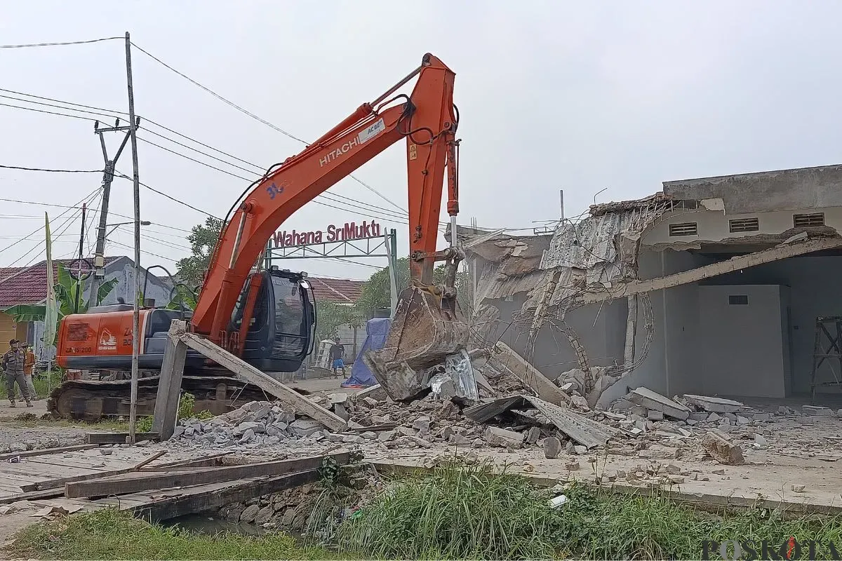 Penertiban 74 bangunan liar di sempadan Kali Tambun Tua, Desa Srimukti, Kecamatan Tambun Utara, Kabupaten Bekasi, Kamis, 17 Juli 2025. (Sumber: Poskota/Nurpini Aulia Rapika)