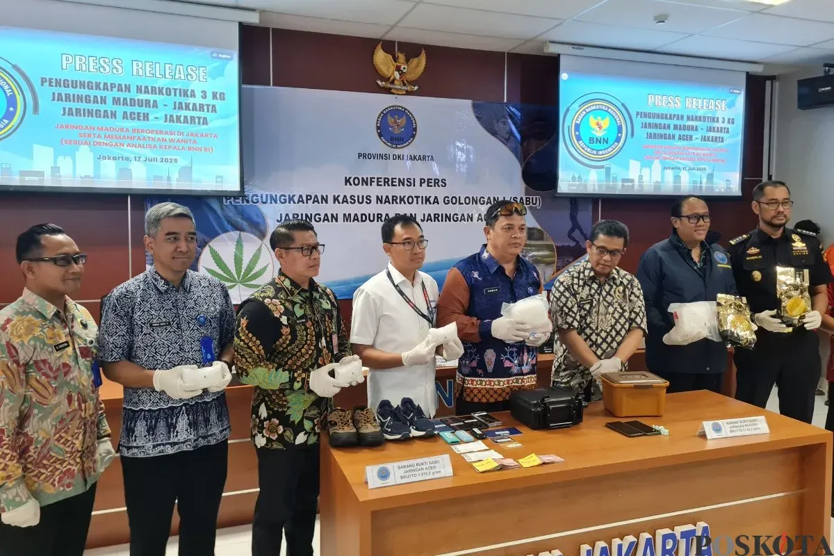BNN Provinsi Jakarta mengungkap kasus peredaran narkotika jenis sabu yang rencananya bakal diedarkan ke Jakarta dan Balikpapan, Kamis, 17 Juli 2025. (Sumber: Poskota/Pandi Ramedhan)