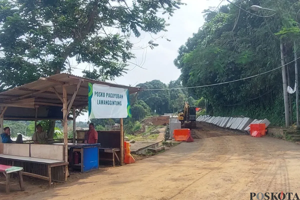 Kawasan Jalan Batutulis sebagai akses warga Kelurahan Lawanggintung, Kecamatan Bogor Selatan, Kota Bogor, sedang diperbaiki, Kamis, 17 Juli 2025. (Sumber: Poskota/Sekar Putri Andini)