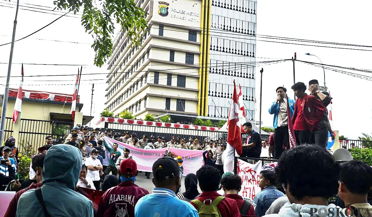 Ratusan orang menggeruduk Mapolres Metro Bekasi Kota di Jalan Pangeran Jayakarta, Medan Satria, menuntut pembebasan Ketua LSM Somasi, Budy Arianto, pada Kamis, 17 Juli 2025. (Sumber: POSKOTA | Foto: Nurpini Aulia Rapika)