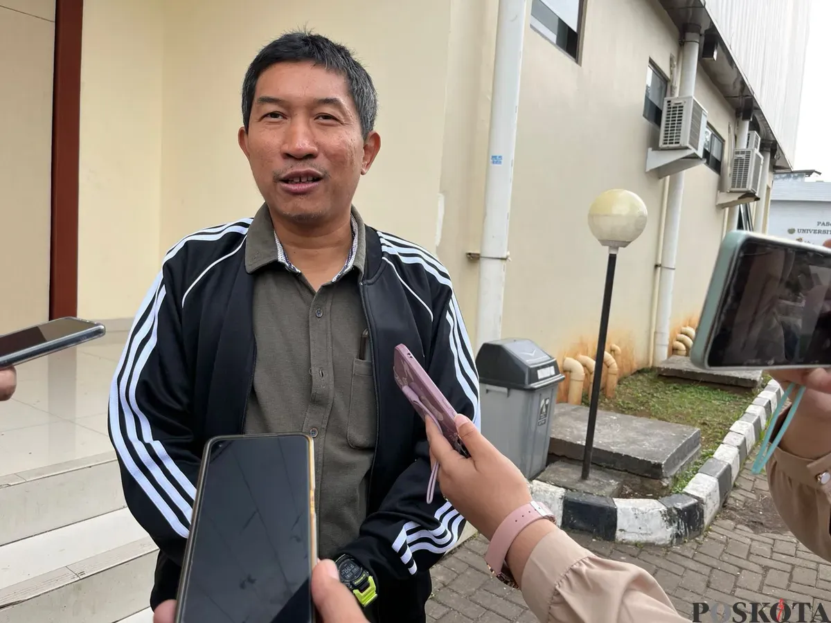 Anggota DPRD Jakarta, Dwi Rio Sambodo saat di wawancarai awak media di GOR Matraman, Jakarta Timur, Kamis, 17 Juli 2025 (Sumber: Poskota/Muhammad Tegar Jihad)