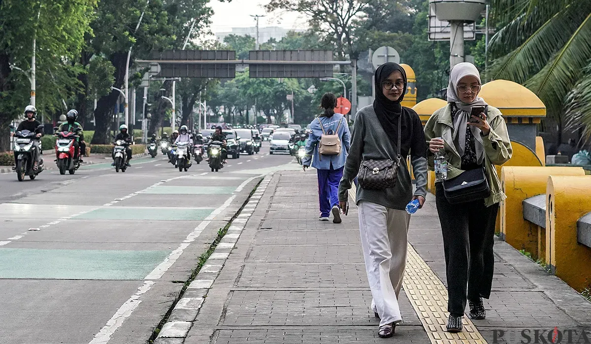 Ilustrasi, warga berjalan di lokasi penjambretan, Jalan Perwira, Jakarta Pusat, Kamis, 17 Juli 2025. (Sumber: POSKOTA | Foto: Bilal Nugraha Ginanjar)