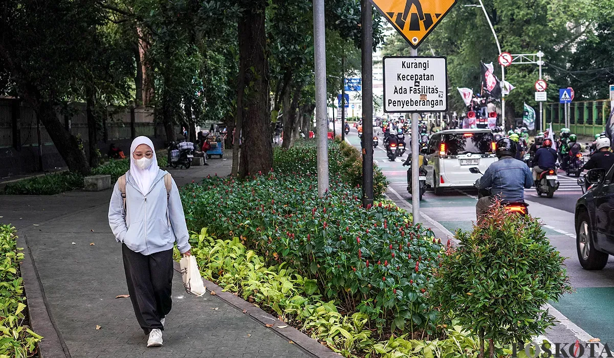 Ilustrasi, warga berjalan di lokasi penjambretan Jalan Perwira, Jakarta Pusat, Kamis, 17 Juli 2025. (Sumber: POSKOTA | Foto: Bilal Nugraha Ginanjar)