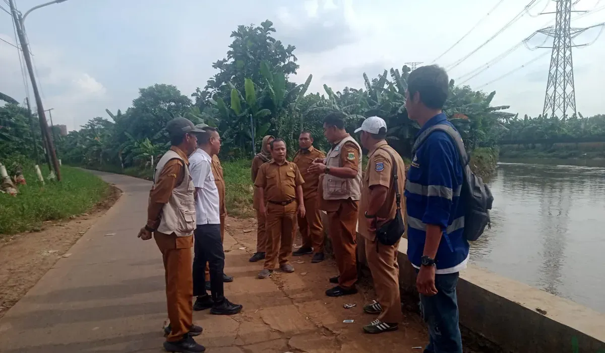 Perwakilan dari Pemkab Tangerang, Pemkot Tangerang, Pemprov Banten dan BBWS Ciliwung-Cisadane melakukan survei dalam rangka program normalisasi DAS Kali Angke pada Kamis, 17 Juli 2025. (Sumber: Humas Pemkot Tangerang)