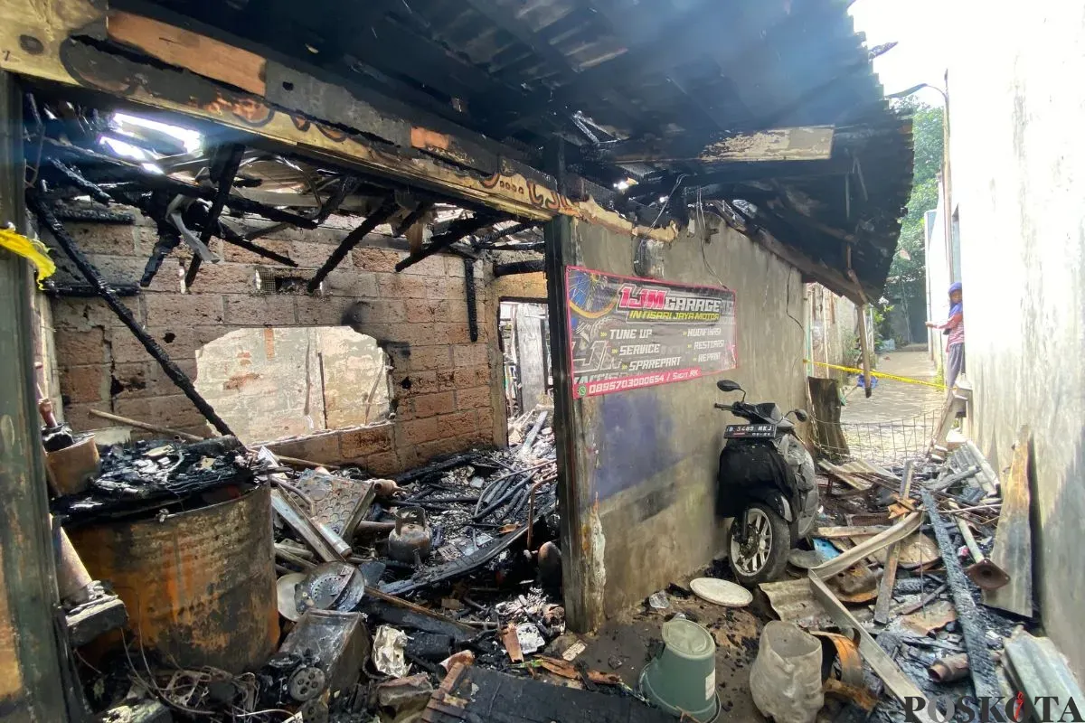 Kondisi terkini rumah sekaligus bengkel motor di Jalan Sukma 2, Serua, Ciputat, Kota Tangerang Selatan (Tangsel) yang ludes terbakar, Kamis, 17 Juli 2025. (Sumber: Poskota/Primayanti Juli Kumala Manalu)