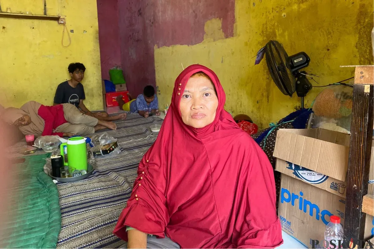 Sawina 55 tahun, pemilik rumah dan bengkel di Serua, Kecamatan Ciputat, Kota Tangsel yang ludes terbakar, Kamis, 17 Juli 2025. (Sumber: Poskota/Primayanti Juli Kumala Manalu)