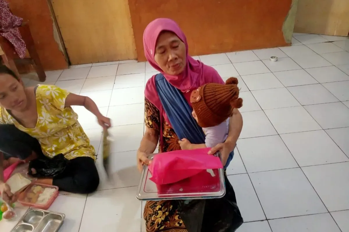Seorang ibu menyusui di Kecamatan Menes, Kabupaten Pandeglang, menerima program MBG. (Sumber: Dok. Humas Dapur MBG Menes)