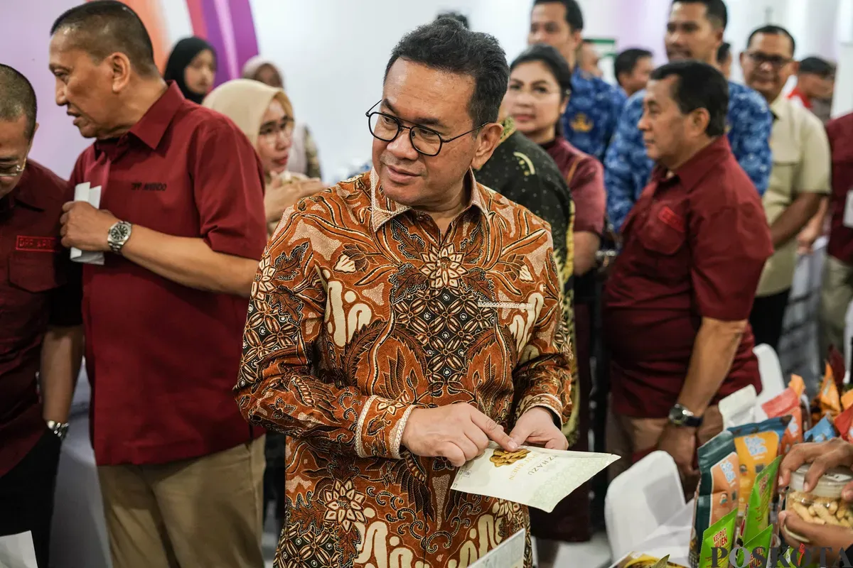 Menteri Perdagangan Budi Santoso meninjau stan pelaku usaha yang menjual produk UMKM saat peluncuran Hari Ritel Nasional 2025 di Auditorium Kementerian Perdagangan, Jakarta, Kamis 17 Juli 2025. (Sumber: Poskota/Bilal Nugraha Ginanjar)
