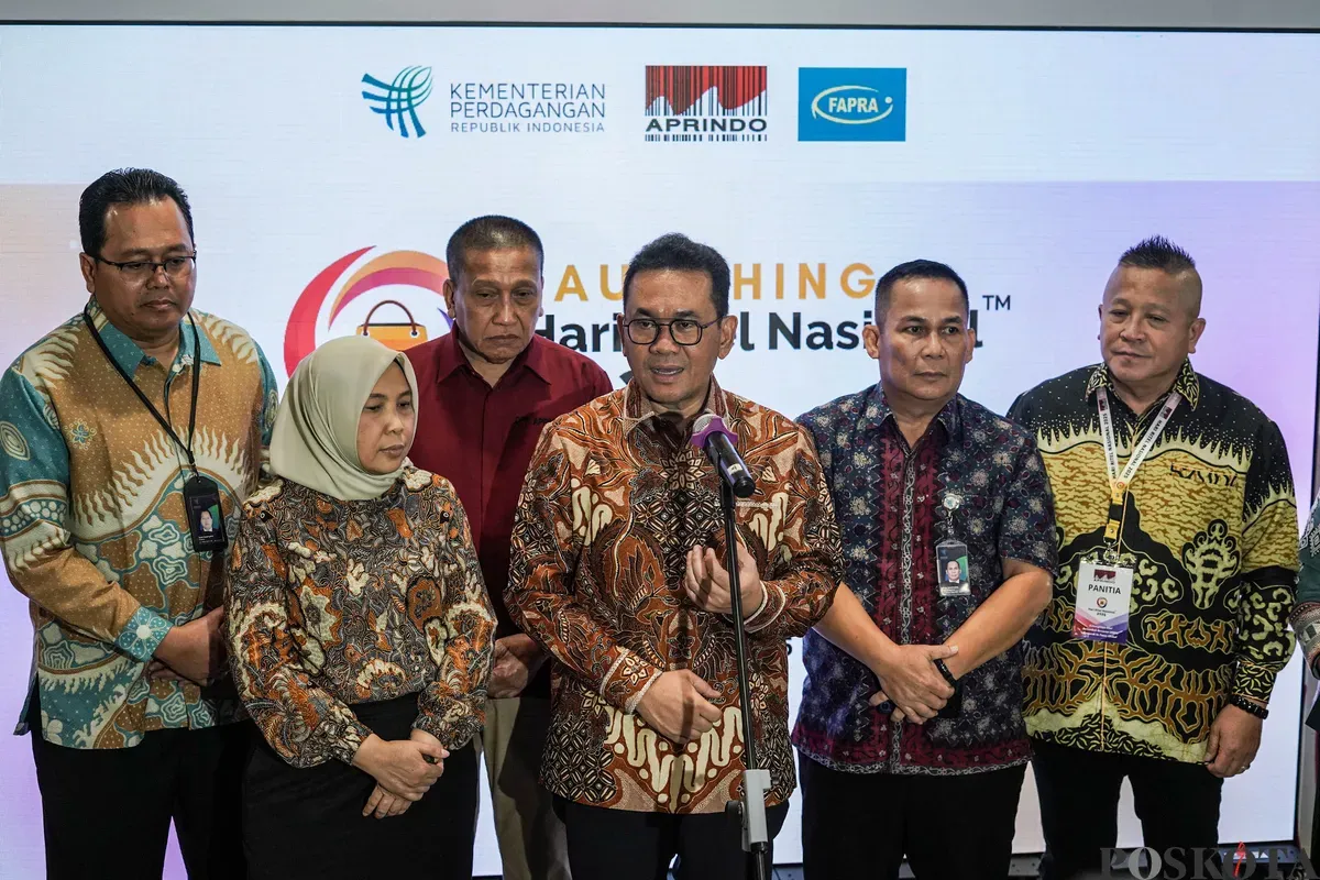 Menteri Perdagangan Budi Santoso meninjau stan pelaku usaha yang menjual produk UMKM saat peluncuran Hari Ritel Nasional 2025 di Auditorium Kementerian Perdagangan, Jakarta, Kamis 17 Juli 2025. (Sumber: Poskota/Bilal Nugraha Ginanjar)