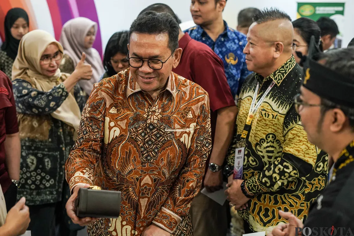 Menteri Perdagangan Budi Santoso meninjau stan pelaku usaha yang menjual produk UMKM saat peluncuran Hari Ritel Nasional 2025 di Auditorium Kementerian Perdagangan, Jakarta, Kamis 17 Juli 2025. (Sumber: Poskota/Bilal Nugraha Ginanjar)