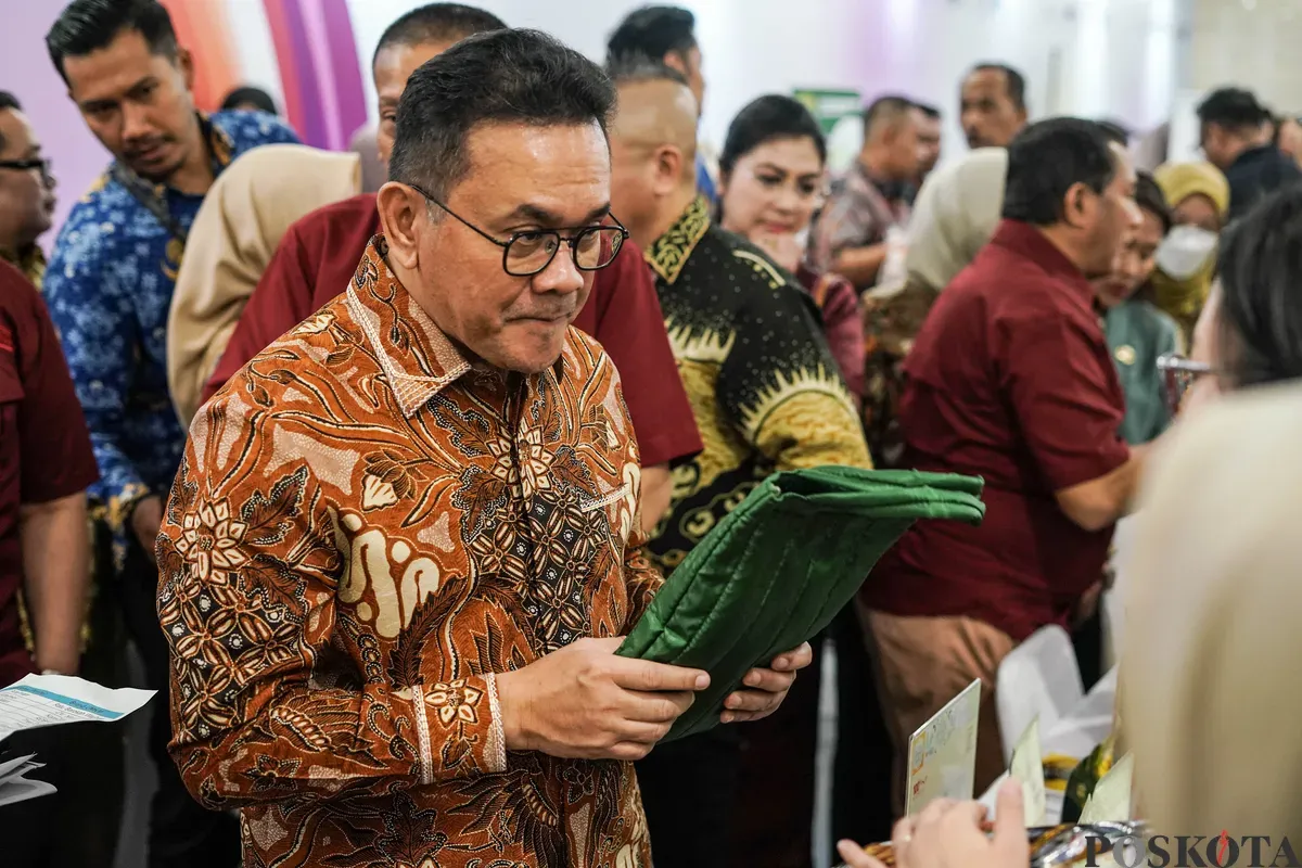 Menteri Perdagangan Budi Santoso meninjau stan pelaku usaha yang menjual produk UMKM saat peluncuran Hari Ritel Nasional 2025 di Auditorium Kementerian Perdagangan, Jakarta, Kamis 17 Juli 2025. (Sumber: Poskota/Bilal Nugraha Ginanjar)