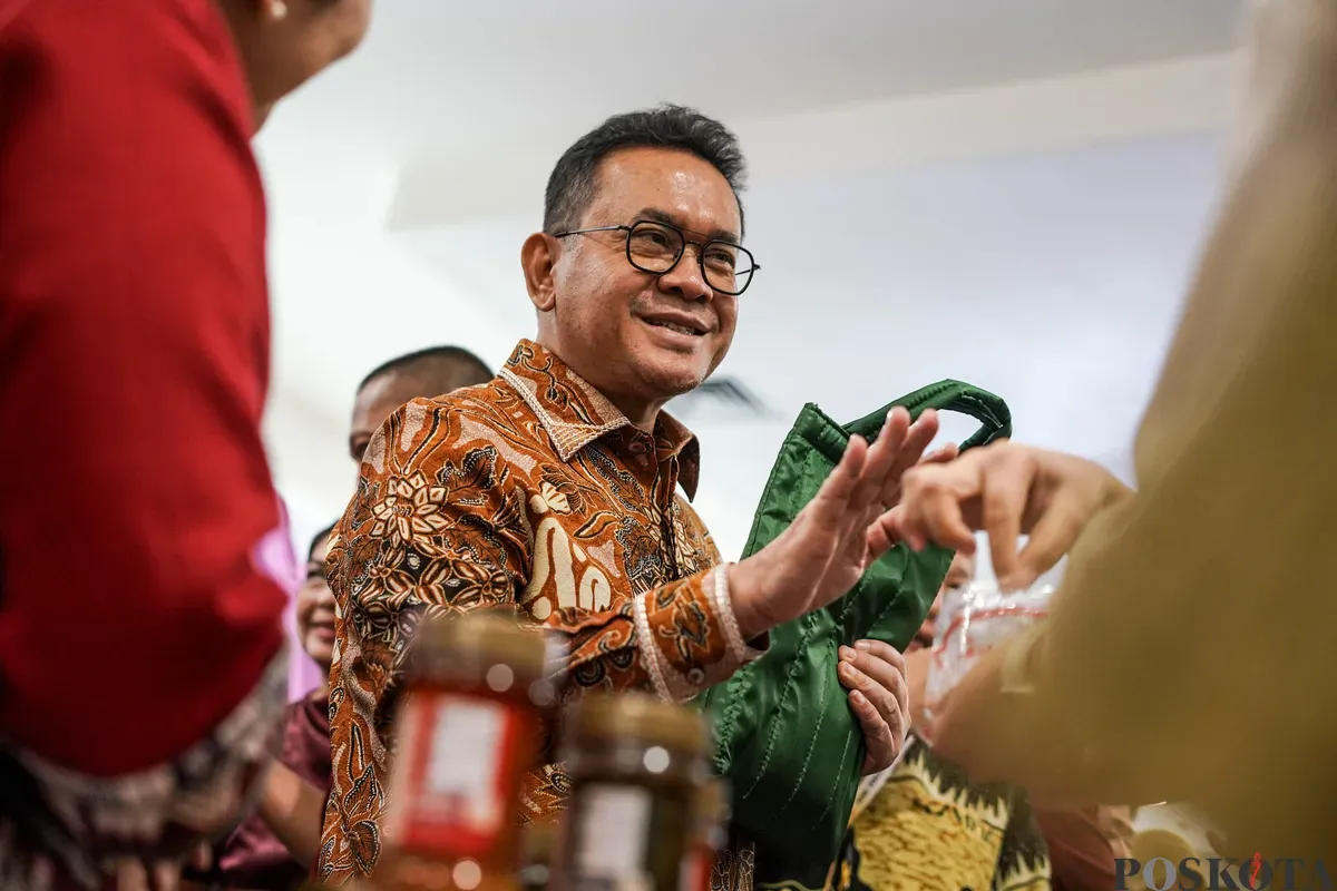Menteri Perdagangan Budi Santoso  meninjau stan pelaku usaha yang menjual produk UMKM saat peluncuran Hari Ritel Nasional 2025 di Auditorium Kementerian Perdagangan, Jakarta, Kamis 17 Juli 2025. (Sumber: Poskota/Bilal Nugraha Ginanjar)