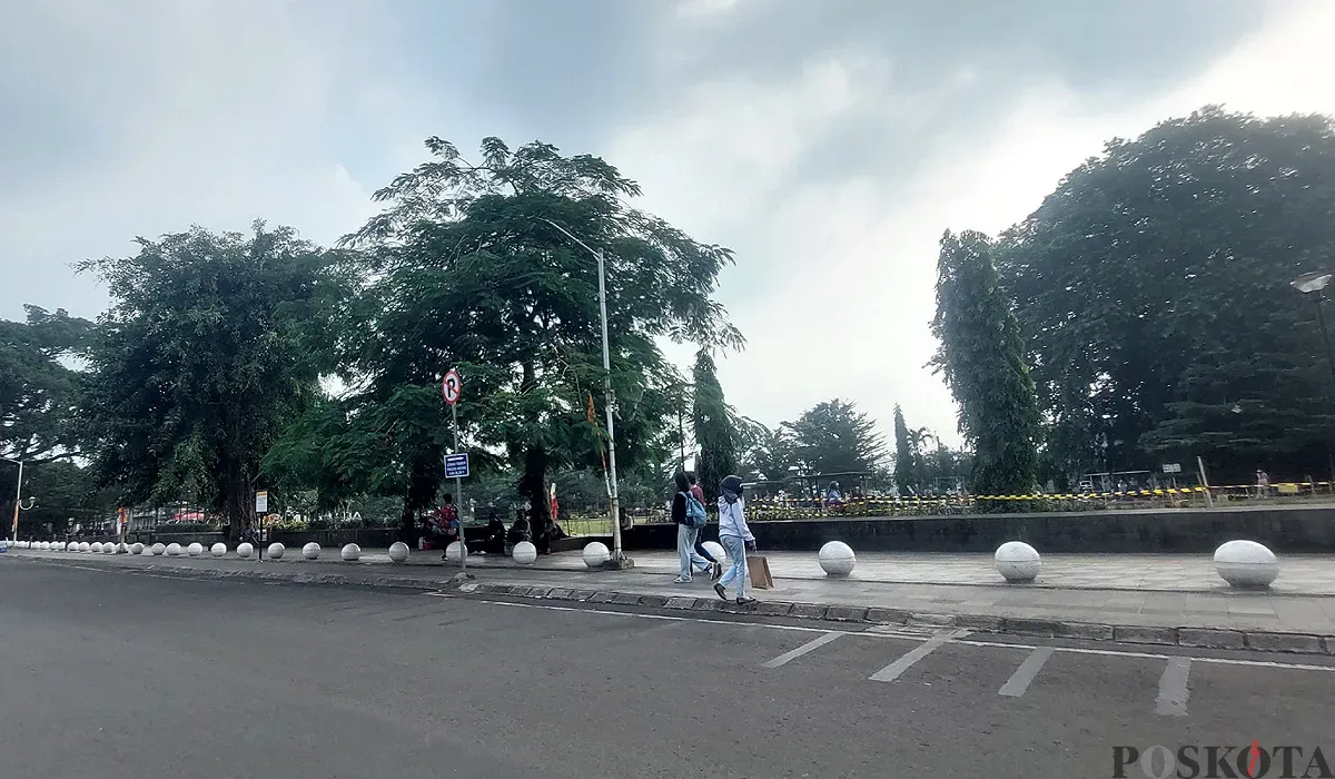 Kawasan Alun-alun Kota Bogor tampak lebih tertib tanpa kendaraan parkir di tepi jalan setelah penataan ulang oleh Dishub, Kamis, 17 Juli 2025. (Sumber: POSKOTA | Foto: Sekar Putri Andini)