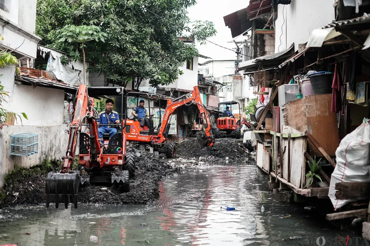 Petugas dari Suku Dinas Sumber Daya Air (SDA) Jakarta Pusat melakukan pengerukan anak Kali Krukut di kawasan Tanah Abang, Jakarta, Kamis, 17 Juli 2025. (Sumber: Poskota/Bilal Nugraha Ginanjar)