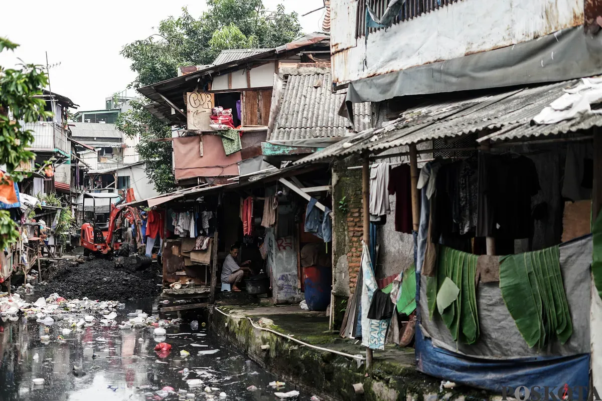 Petugas dari Suku Dinas Sumber Daya Air (SDA) Jakarta Pusat melakukan pengerukan anak Kali Krukut di kawasan Tanah Abang, Jakarta, Kamis, 17 Juli 2025. (Sumber: Poskota/Bilal Nugraha Ginanjar)