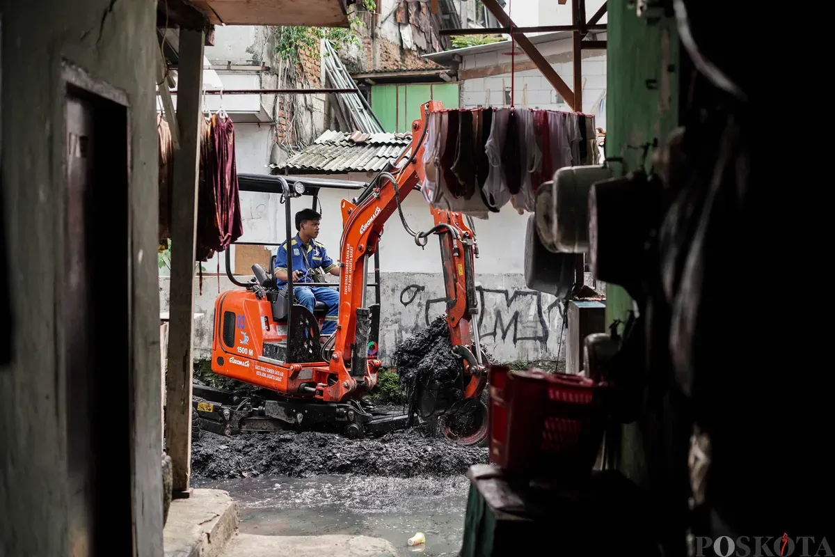 Petugas dari Suku Dinas Sumber Daya Air (SDA) Jakarta Pusat melakukan pengerukan anak Kali Krukut di kawasan Tanah Abang, Jakarta, Kamis, 17 Juli 2025. (Sumber: Poskota/Bilal Nugraha Ginanjar)