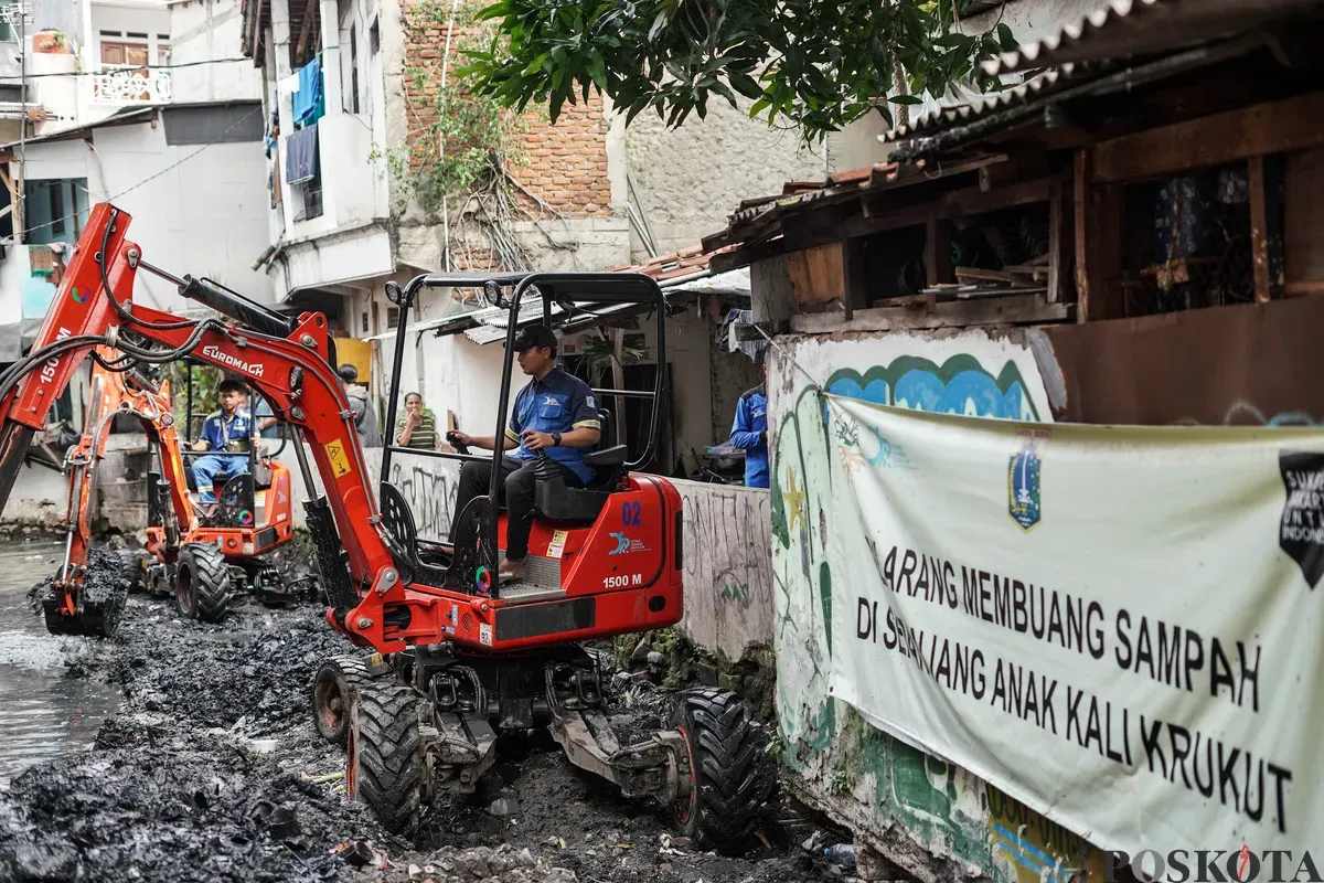 Petugas dari Suku Dinas Sumber Daya Air (SDA) Jakarta Pusat melakukan pengerukan anak Kali Krukut di kawasan Tanah Abang, Jakarta, Kamis, 17 Juli 2025. (Sumber: Poskota/Bilal Nugraha Ginanjar)