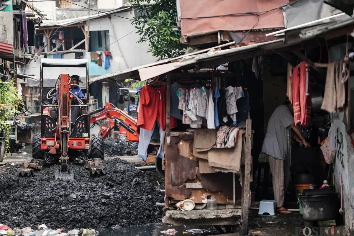 Petugas dari Suku Dinas Sumber Daya Air (SDA) Jakarta Pusat melakukan pengerukan anak Kali Krukut di kawasan Tanah Abang, Jakarta, Kamis, 17 Juli 2025. (Sumber: Poskota/Bilal Nugraha Ginanjar)