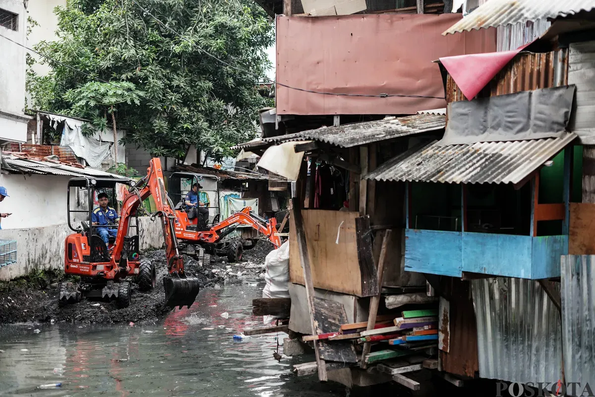 Petugas dari Suku Dinas Sumber Daya Air (SDA) Jakarta Pusat melakukan pengerukan anak Kali Krukut di kawasan Tanah Abang, Jakarta, Kamis, 17 Juli 2025. (Sumber: Poskota/Bilal Nugraha Ginanjar)