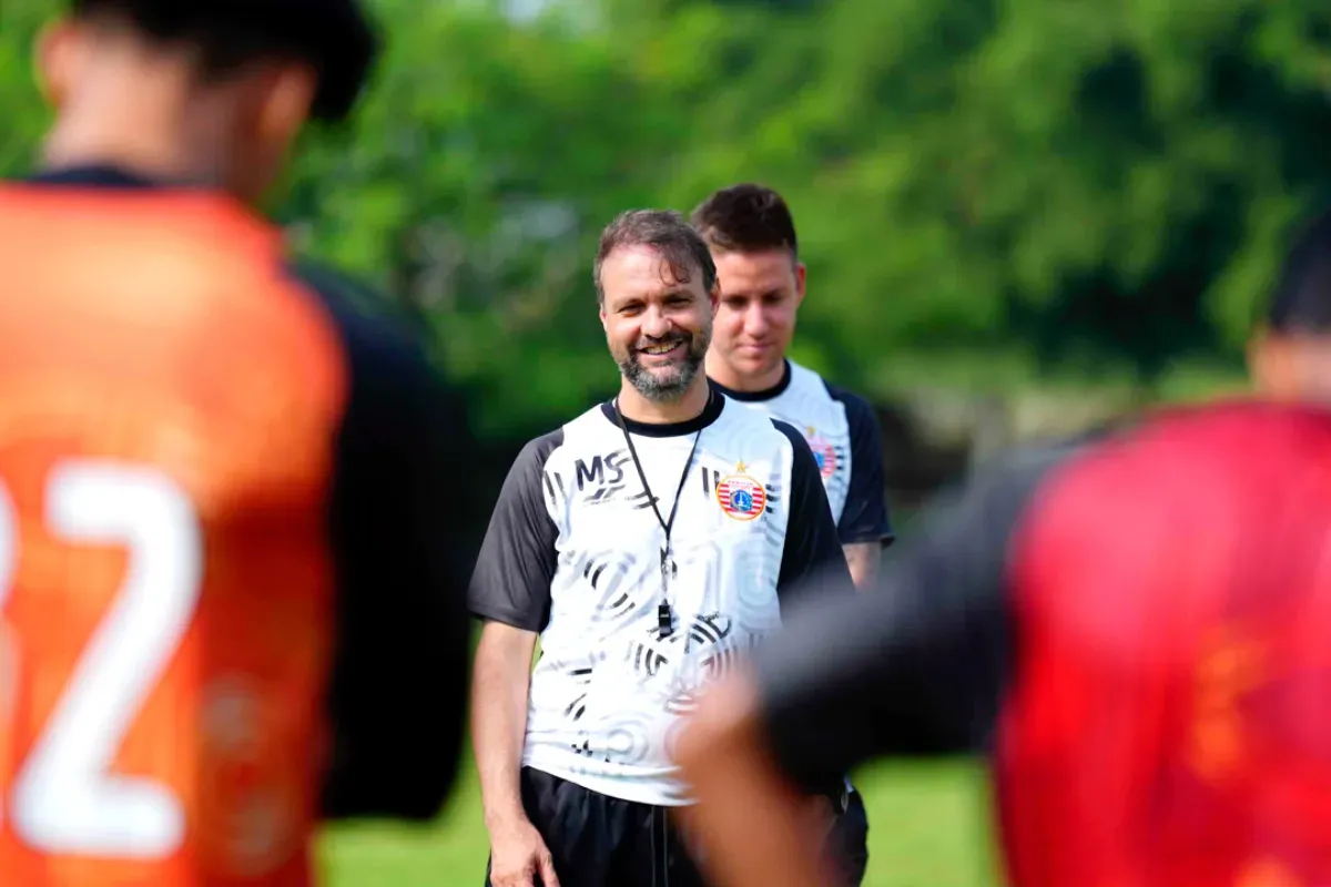 Potret pelatih Persija Jakarta, Mauricio Souza tengah memimpin sesi latihan persiapan Super League 2025/2026. (Sumber: Persija)