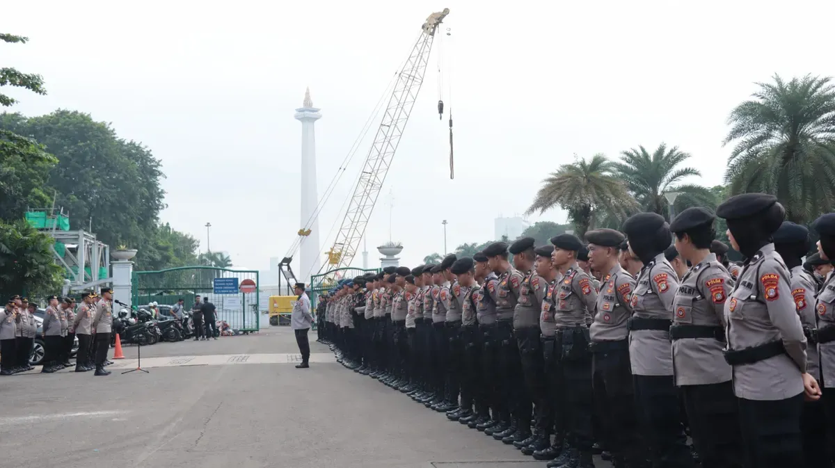 Polri mengerahkan sebanyak 1.437 personel gabungan mengamankan aksi unjuk para pengemudi ojek online (Ojol) di kawasan Silang Monas, Gambir Jakarta Pusat pada Kamis, 17 Juli 2025. (Sumber: Polres Metro Jakarta Pusat)