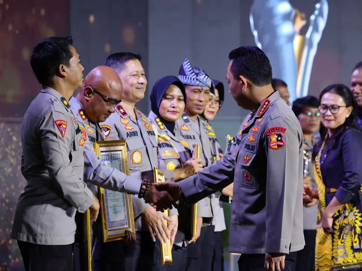 Kapolri Jenderal Listyo Sigit Prabowo menganugerahkan penghargaan Hoegeng Award 2025 kepada lima anggota polisi teladan. (Sumber: Humas Polri)