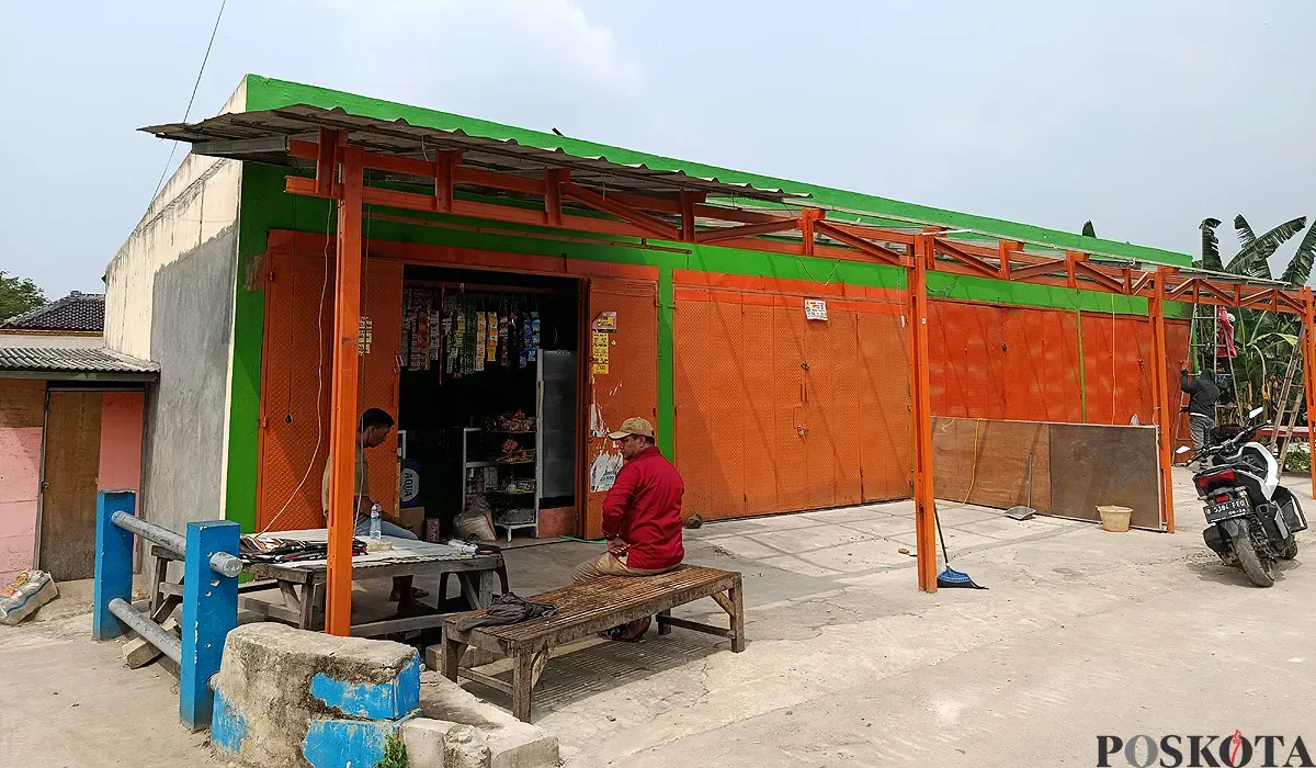 Bangunan ruko milik Idris, staf Desa Srimukti, Kabupaten Bekasi, luput dari pembongkaran. (Sumber: POSKOTA | Foto: Nurpini Aulia Rapika)