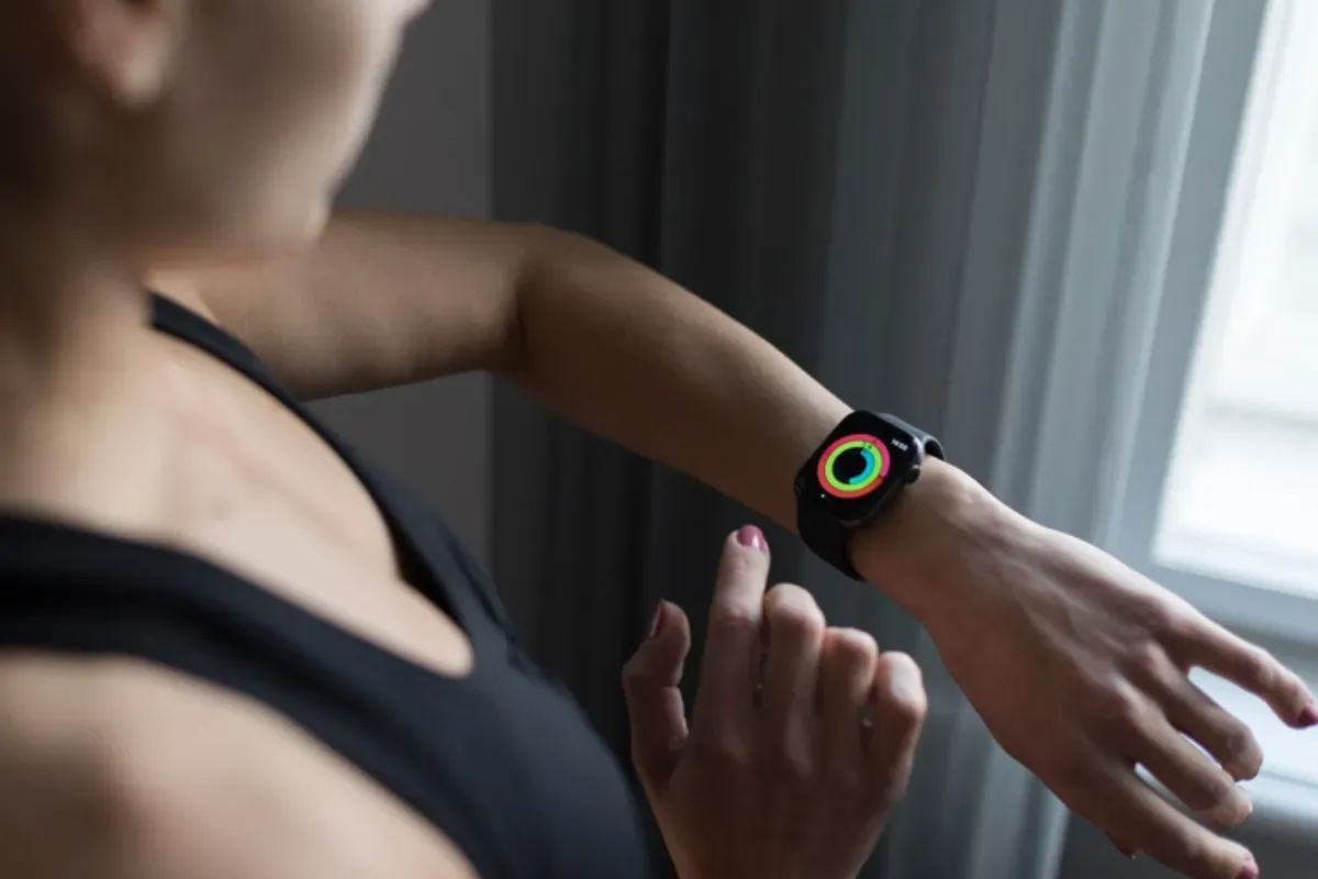 Ilustrasi rekomendasi smartwatch untuk olahraga. (Sumber: Freepik)