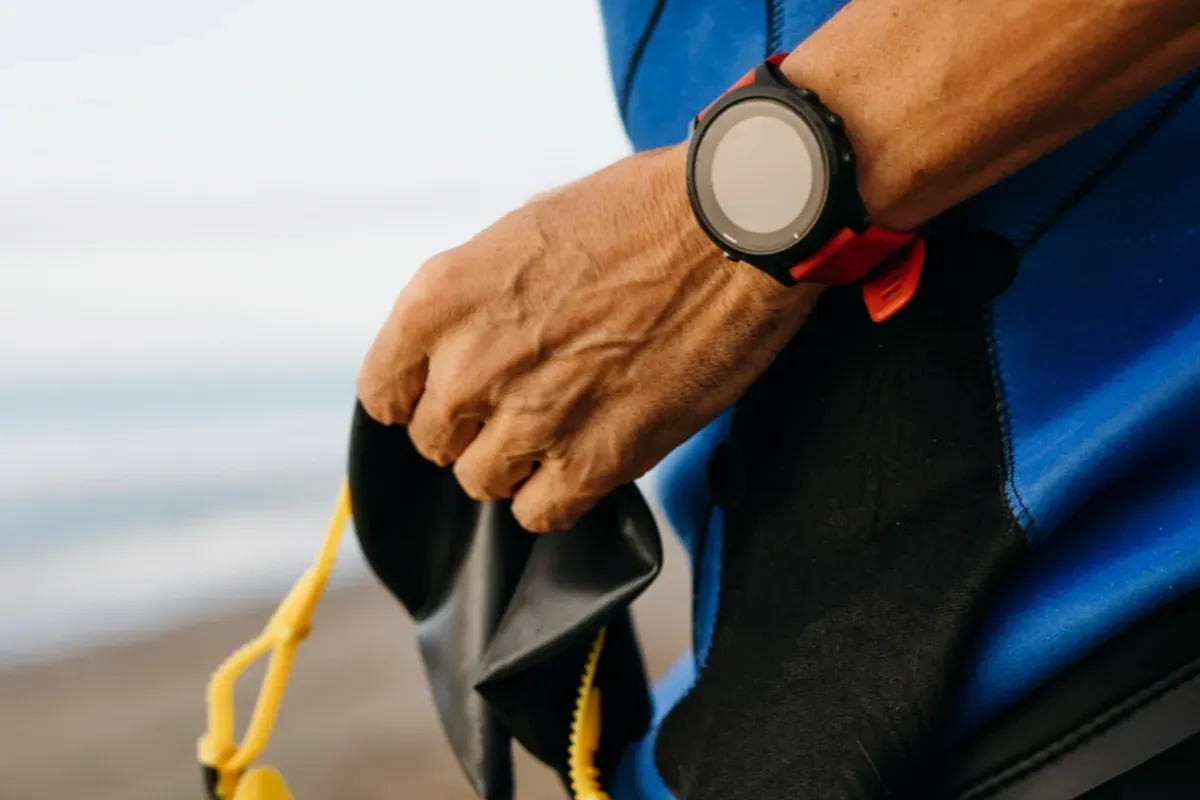 Ilustrasi smartwatch untuk traveling, baterai tahan lama. (Sumber: Freepik)