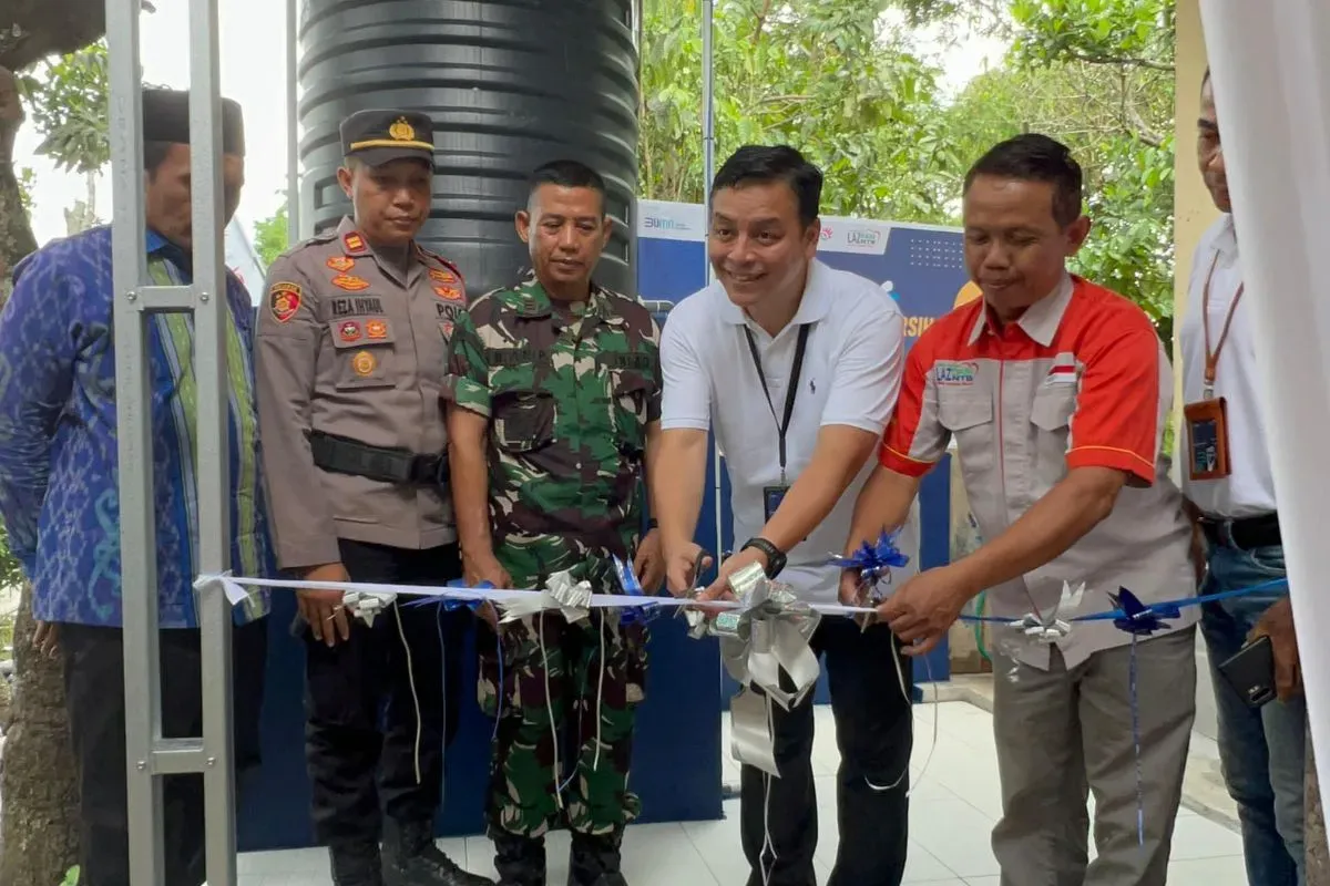 Peresmian bantuan sanitasi air bersih oleh GM Witel Nusa Tenggara Muhammad Kafin Latif (ketiga dari kanan), beberapa waktu yang lalu. (Sumber: Dok. Telkom Indonesia)