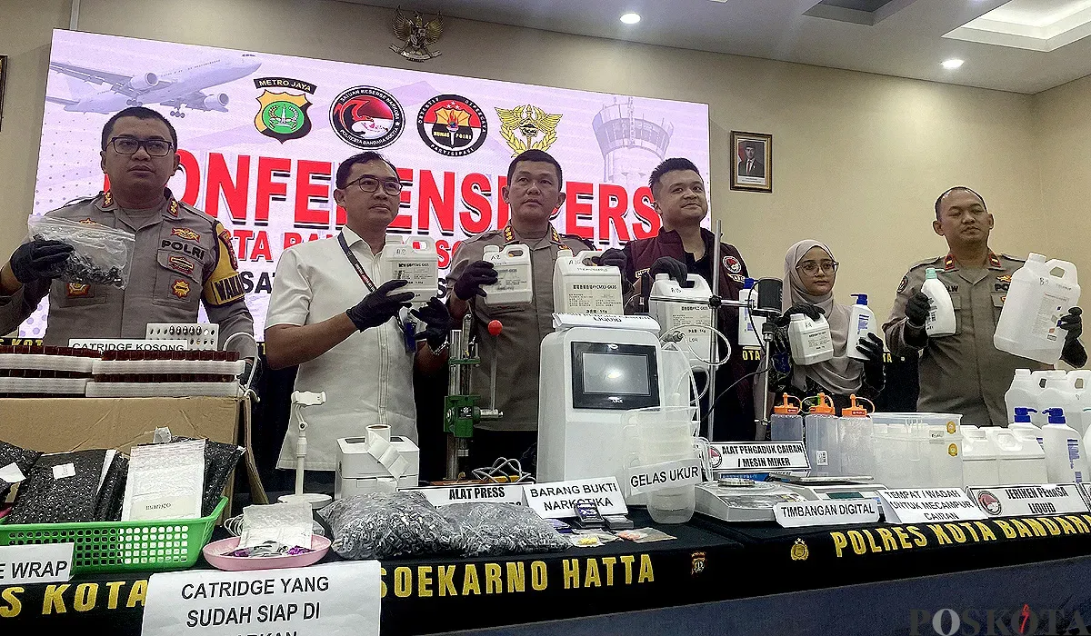 Polresta Bandara Soetta berhasil membekuk 4 WNA yang terlibat peredaran narkoba yang dikemas dalam bentuk liquid vape. (Sumber: POSKOTA | Foto: Primayanti)