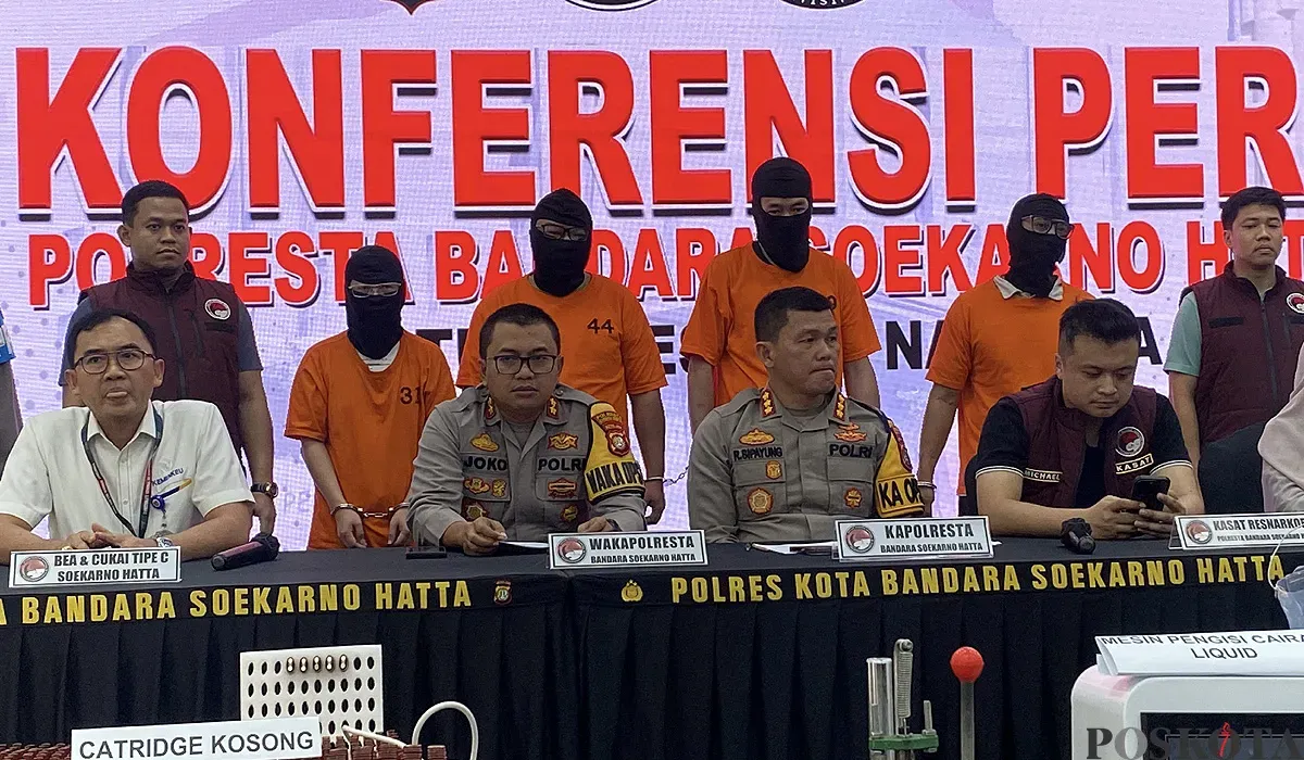 Polresta Bandara Soekarno-Hatta menghadirkan empat WNA tersangka kasus peredaran narkoba yang dikemas dalam cairan vape. (Sumber: POSKOTA | Foto: Primayanti)