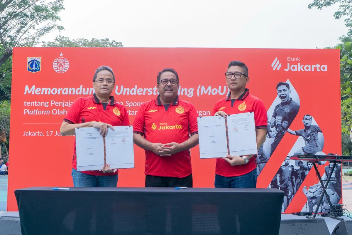 Dirut Bank Jakarta, Agus H. Widodo, dan Dirut PT Persija Jaya Jakarta, Mohamad Prapanca, disaksikan oleh Wagub Jakarta, Rano Karno serta Ketua Umum JakMania, Diky Soemarno, MoU sponsorship Bank Jakarta dengan Persija (Sumber: Dok. Bank Jakarta)