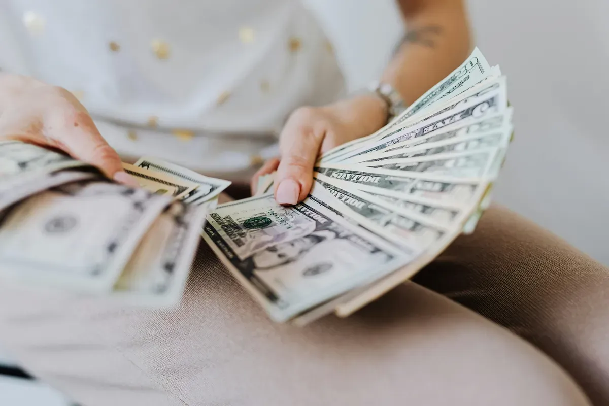 Strategi mengelola gaji UMR untuk jadi kaya ala Timothy Ronald. (Sumber: Pexels/Kaboompics.com)