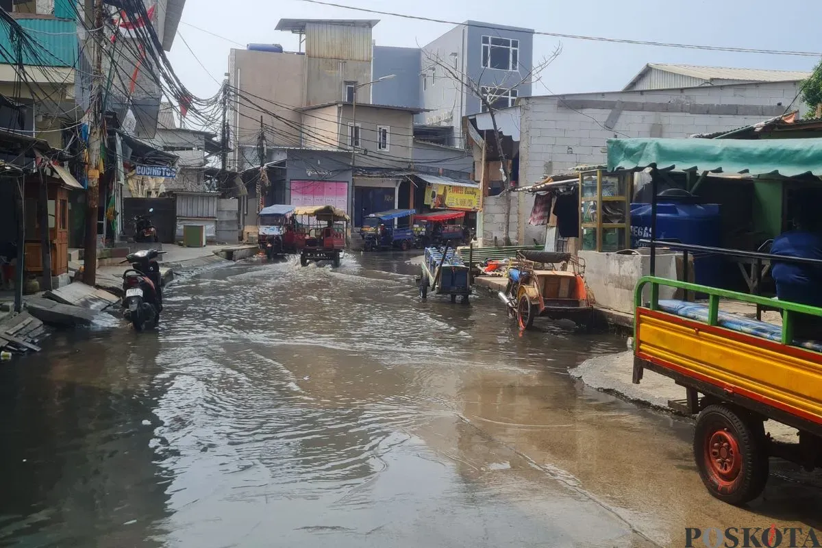 Suasan Kelurahan Muara Angke, Kecamatan Penjaringan, Jakarta Utara, tergenang banjir. (Sumber: Poskota/Pandi Ramedhan)