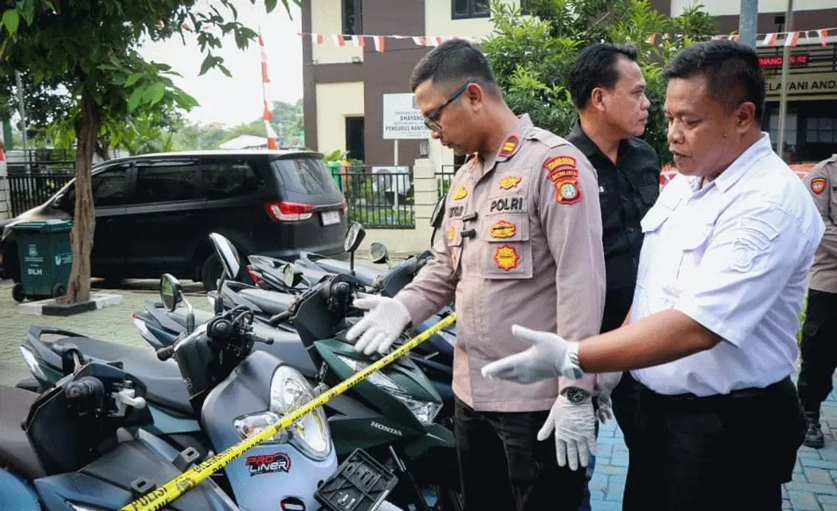 Polisi memperlihatkan barang bukti kejahatan sindikat Curanmor Rumpin yang beraksi 30 kali di Alam Sutera. 10 motor diamankan Polisi Pinang, Kota Tangerang. (Sumber: Humas Polres Metro Tangerang Kota)