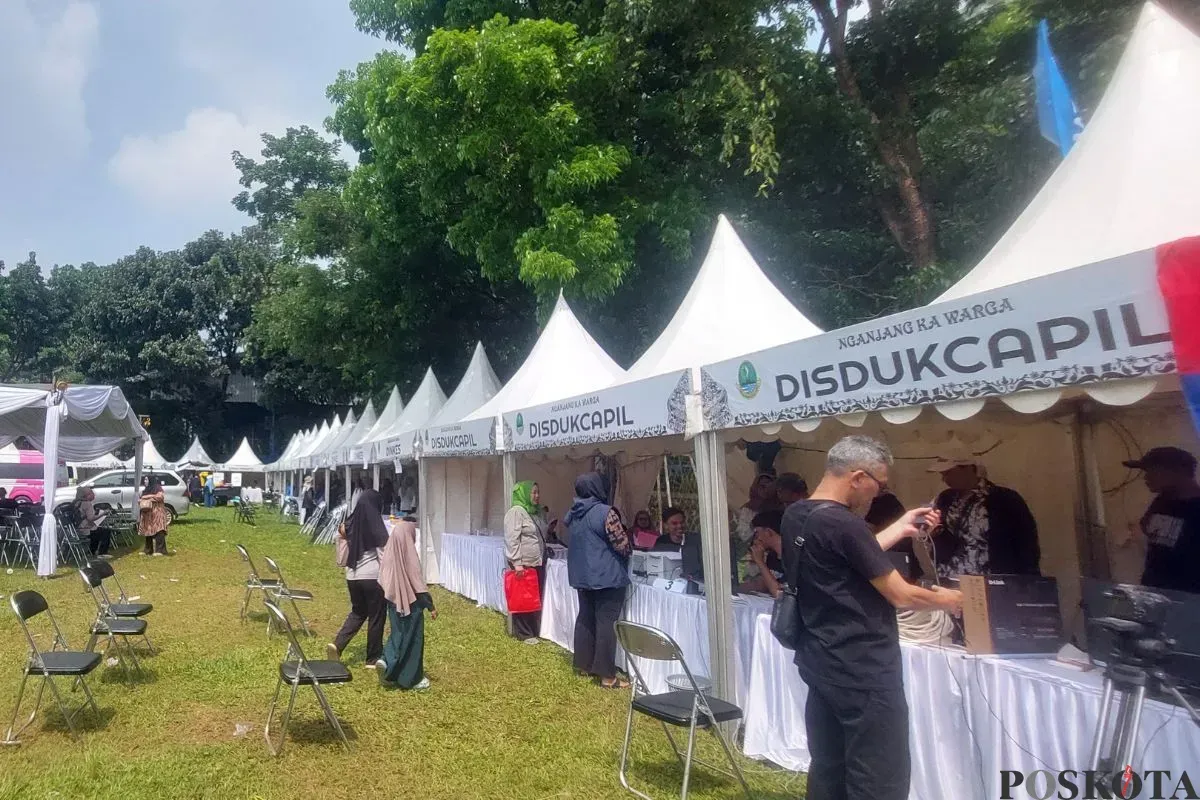 Suasana program Abdi Nagri Nganjang Ka Warga di Lapangan Softball GOR Pajajaran, Jumat, 18 Juli 2025. (Sumber: Poskota/Sekar Putri Andini)