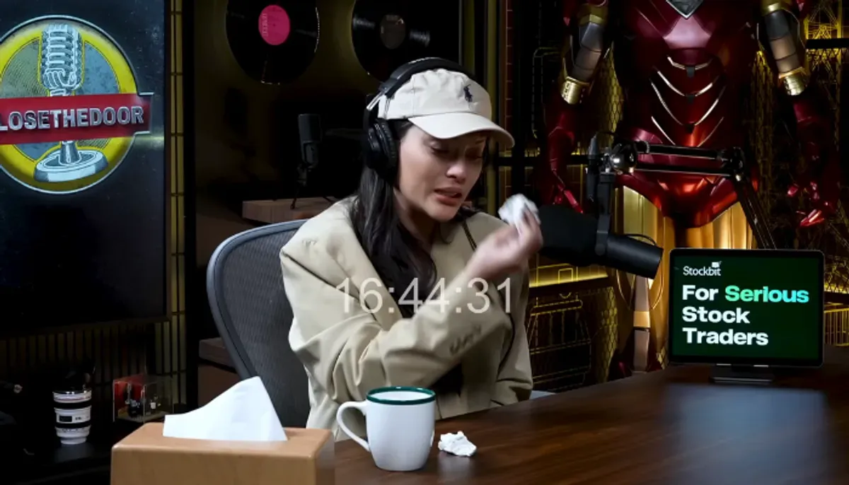 Erika Carlina akui hamil 9 bulan sambil menangis di podcast Deddy Corbuzier. (Sumber: YouTube/Deddy Corbuzier)
