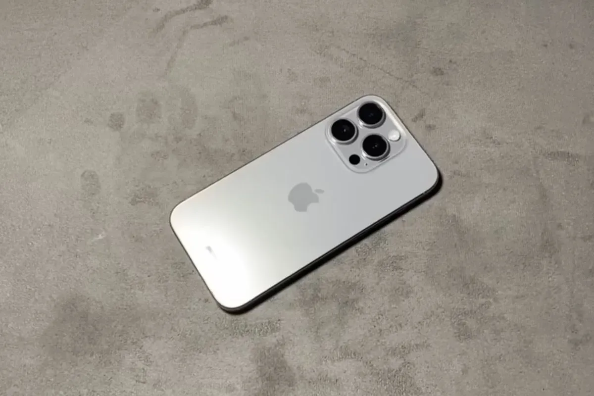 Ilustrasi HP iPhone harga Rp10 jutaan dengan kamera berkualitas. (Sumber: YouTube/WatchWatch)
