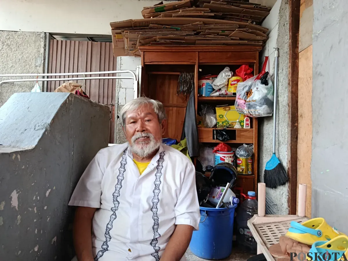 Daeng Andi Latif, 67 tahun, supir angkot di Bekasi yang masih mencari keadilan atas kematian tidak wajar yang menimpa anaknya pada tahun 2009 silam. (Sumber: Poskota/Nurpini Aulia Rapika)