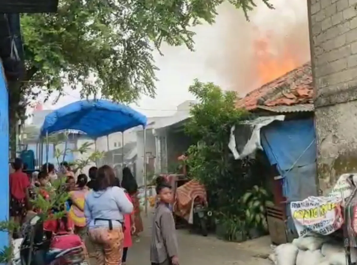 Kebakaran melahap rumah tinggal di kawasan Kalideres, Jakarta Barat, Jumat, 18 Juli 2025. (Sumber: Damkar)
