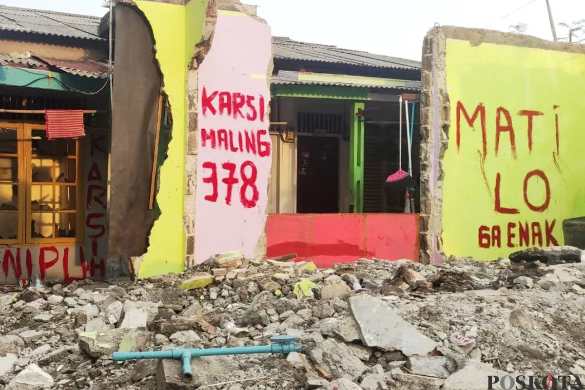 Penampakan rumah kontrakan fiktif di wilayah Kelurahan Jakasampurna, Kecamatan Bekasi Barat, Kota Bekasi yang kini sudah dibongkar oleh kakak terduga pelaku, Jumat, 18 Juli 2025. (Sumber: Poskota/Nurpini Aulia Rapika)